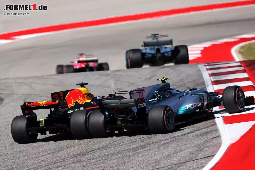 Foto zur News: Daniel Ricciardo (Red Bull) und Valtteri Bottas (Mercedes)