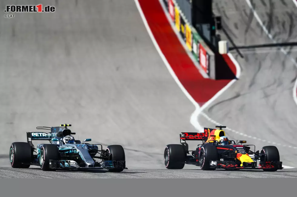 Foto zur News: Valtteri Bottas (Mercedes) und Daniel Ricciardo (Red Bull)