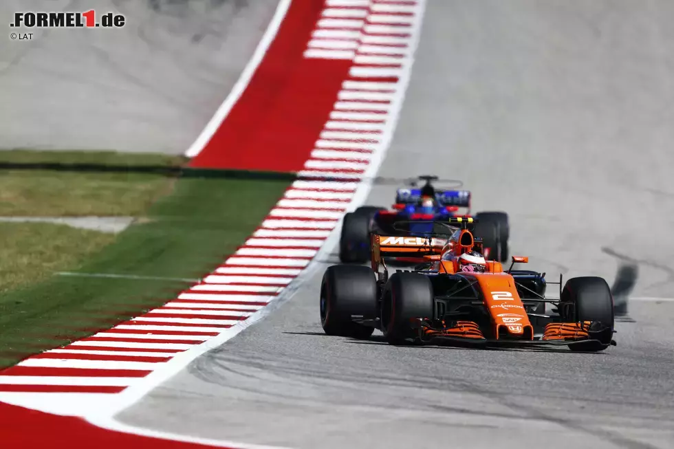 Foto zur News: Stoffel Vandoorne (McLaren) und Brendon Hartley (Toro Rosso)