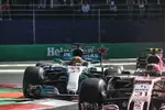 Foto zur News: Lewis Hamilton (Mercedes) und Esteban Ocon (Force India)