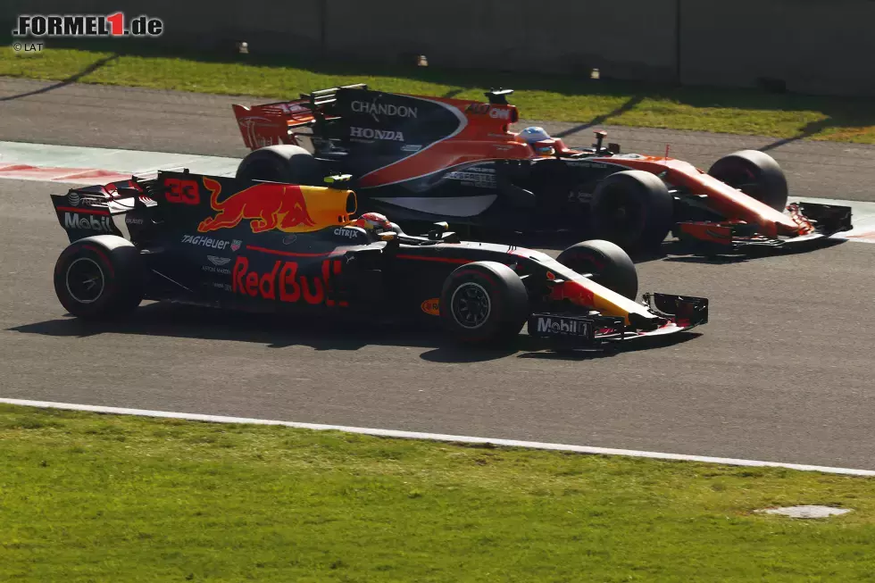 Foto zur News: Max Verstappen (Red Bull) und Fernando Alonso (McLaren)