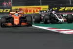 Foto zur News: Fernando Alonso (McLaren) und Romain Grosjean (Haas)