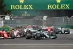 Foto zur News: Valtteri Bottas (Mercedes), Lewis Hamilton (Mercedes) und Sebastian Vettel (Ferrari)