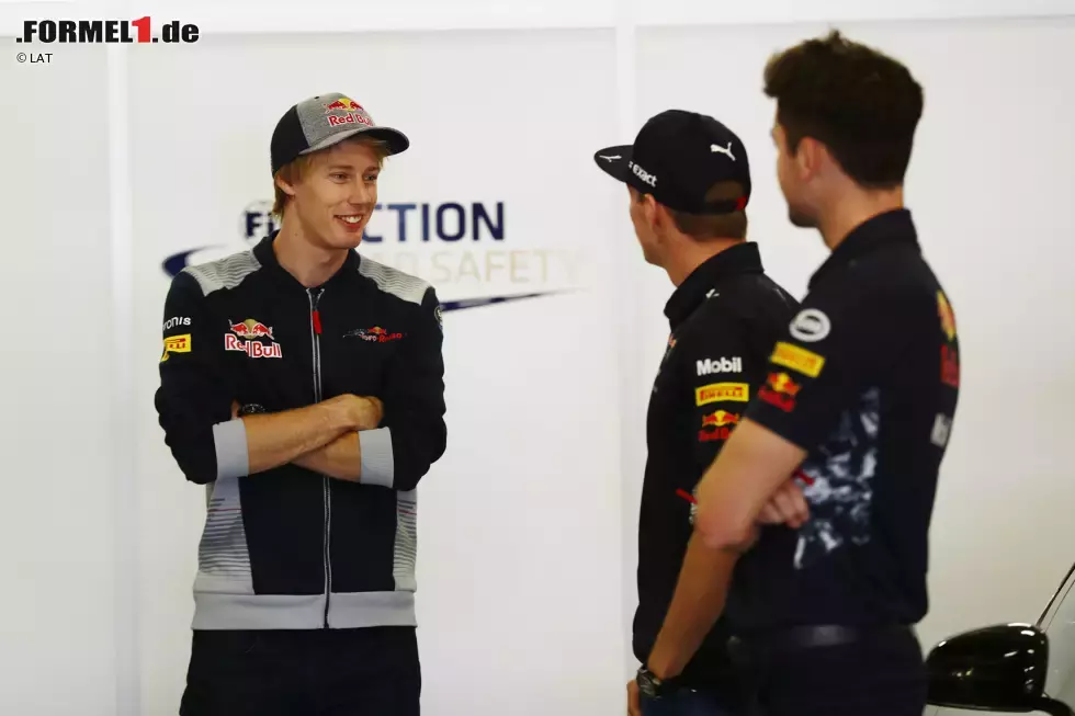 Foto zur News: Brendon Hartley (Toro Rosso) und Max Verstappen (Red Bull)