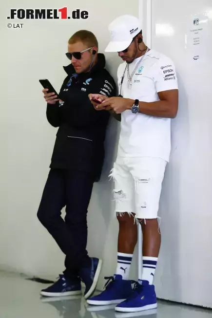 Foto zur News: Valtteri Bottas (Mercedes) und Lewis Hamilton (Mercedes)