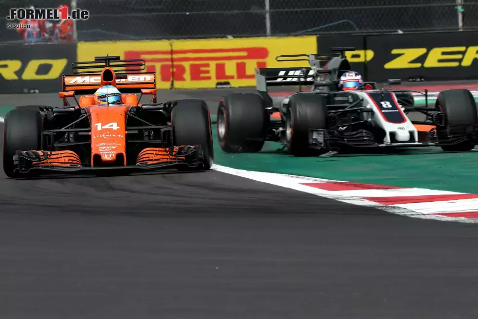 Foto zur News: Fernando Alonso (McLaren) und Romain Grosjean (Haas)