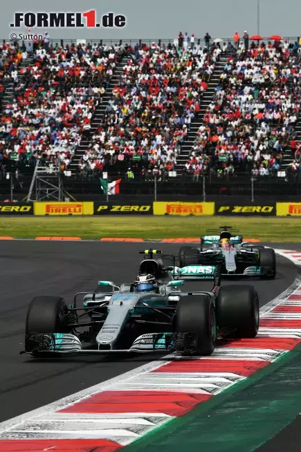 Foto zur News: Valtteri Bottas (Mercedes) und Lewis Hamilton (Mercedes)