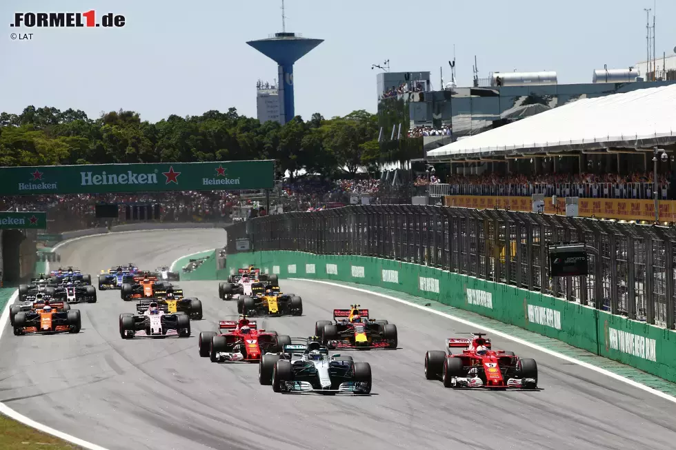 Foto zur News: Sebastian Vettel (Ferrari) und Valtteri Bottas (Mercedes)