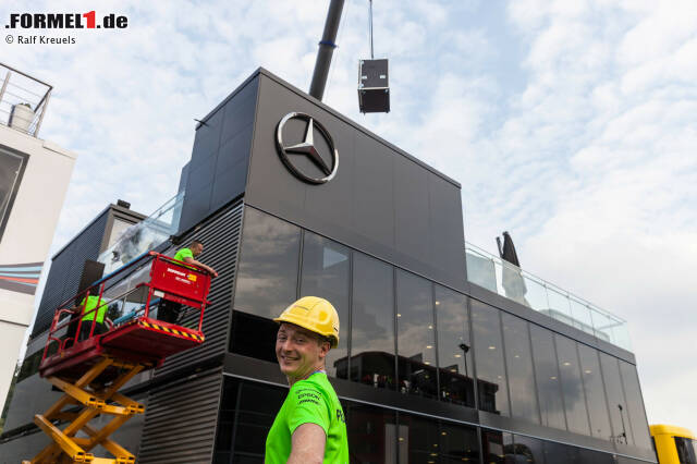 Foto zur News: Die ersten Teile vom Dach des Motorhomes werden verladen.