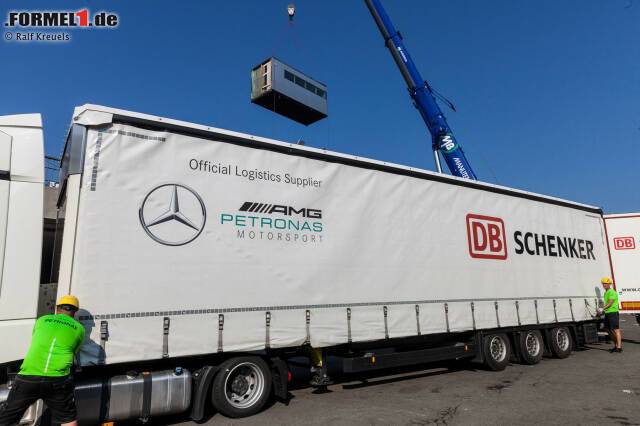 Foto zur News: DB Schenker ist Official Logistic Supplier für Mercedes-AMG Petronas Motorsport.