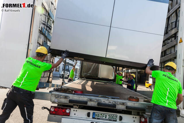 Foto zur News: Im Team geht es besser! Präzises Arbeiten mit höchster Konzentration.