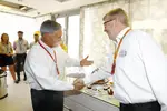 Foto zur News: Chase Carey und Ross Brawn