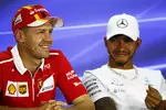 Foto zur News: Sebastian Vettel (Ferrari) und Lewis Hamilton (Mercedes)