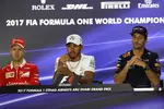 Foto zur News: Sebastian Vettel (Ferrari), Lewis Hamilton (Mercedes) und Daniel Ricciardo (Red Bull)