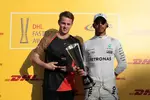 Foto zur News: Lewis Hamilton (Mercedes), Mads Ostberg und Marco Sörensen