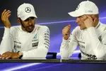 Foto zur News: Lewis Hamilton (Mercedes) und Valtteri Bottas (Mercedes)