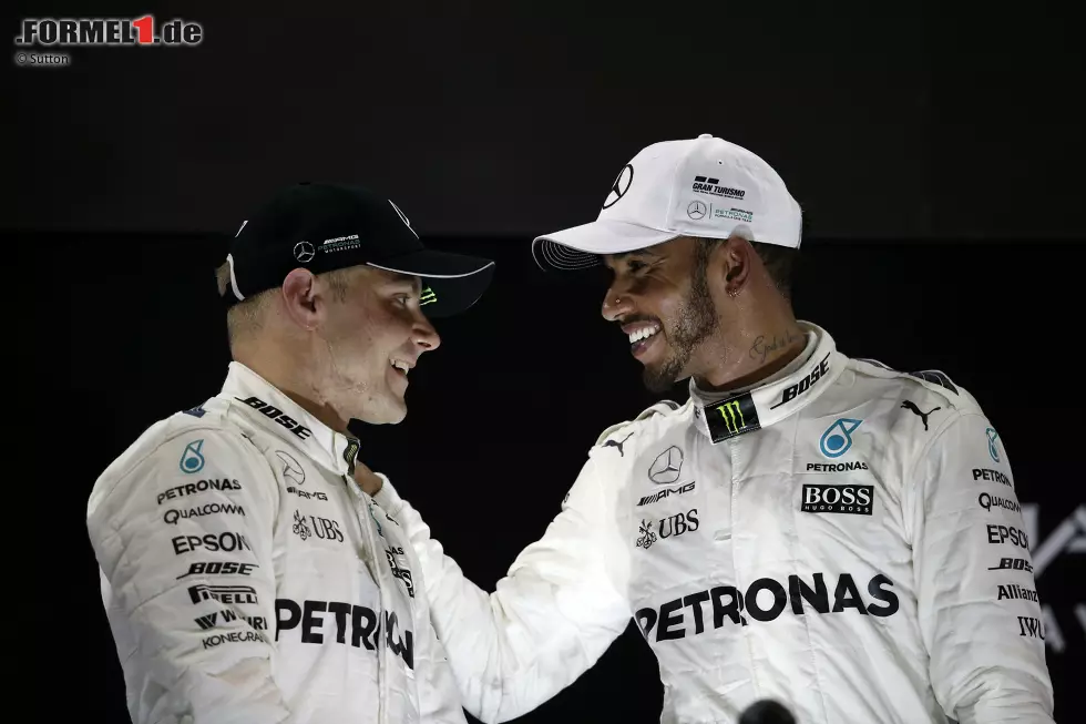 Foto zur News: Valtteri Bottas (Mercedes) und Lewis Hamilton (Mercedes)