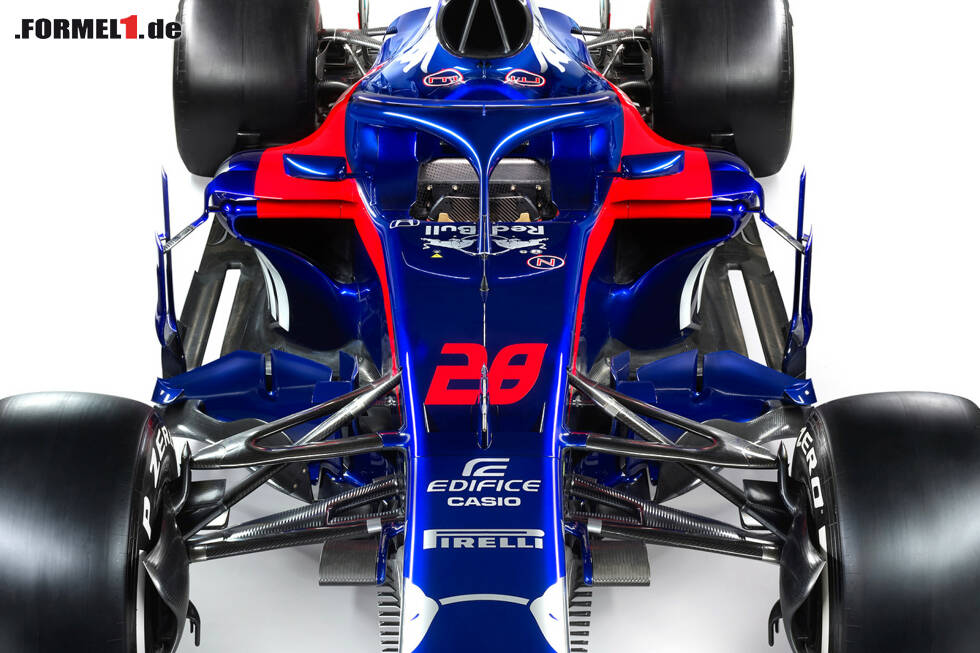 Foto zur News: sind dieses Jahr wie bei allen Teams schlanker geworden. Bei Toro Rosso sticht aber der langgezogene Schlitz im Unterboden ins Auge. Der Halo ...