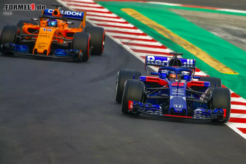 Foto zur News: Brendon Hartley (Toro Rosso) und Fernando Alonso (McLaren)