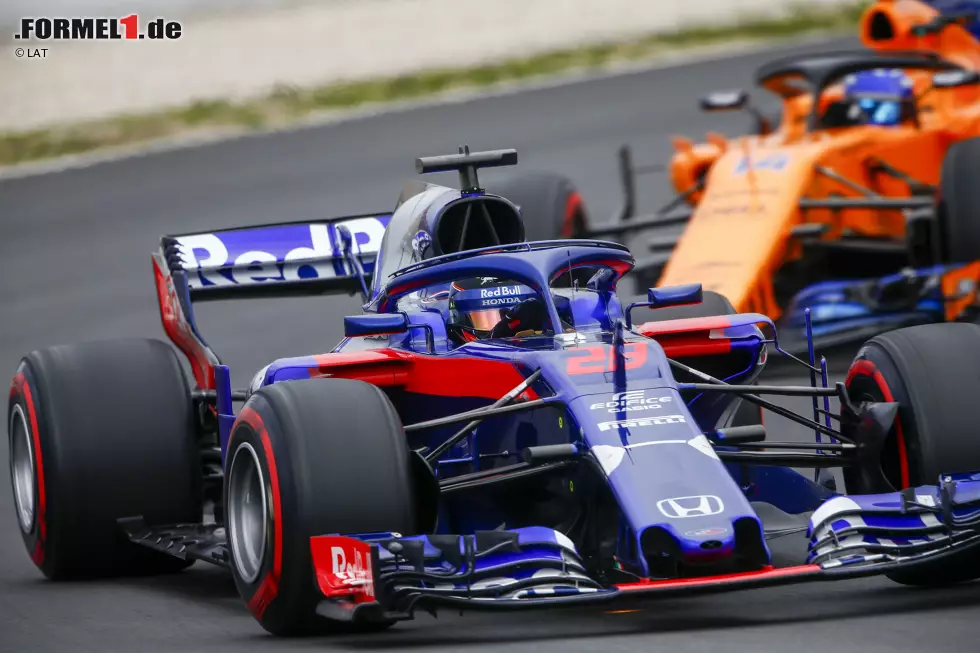 Foto zur News: Brendon Hartley (Toro Rosso) und Fernando Alonso (McLaren)