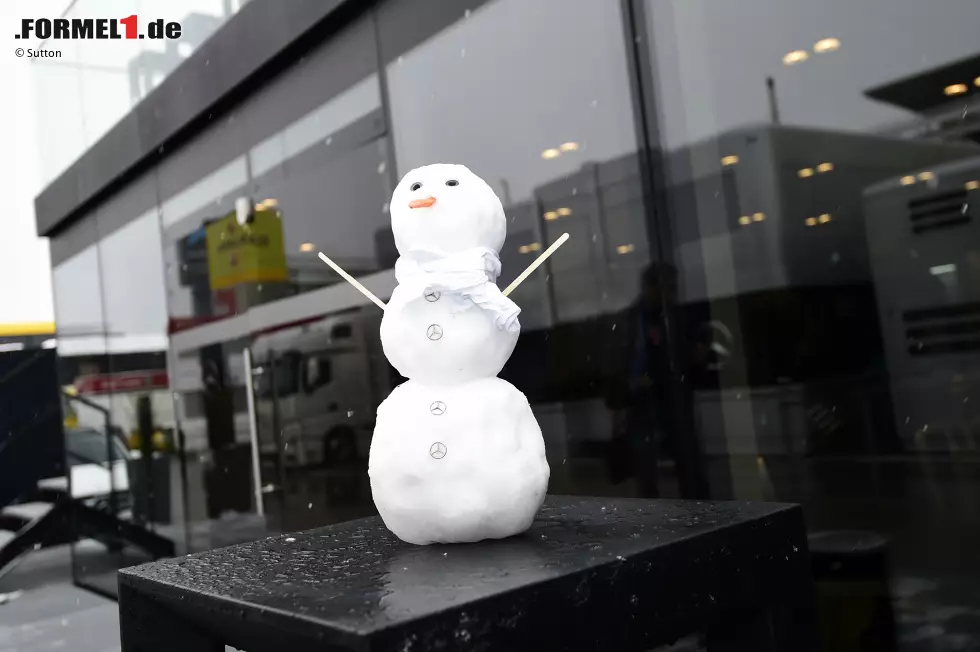 Foto zur News: Mercedes-Schneemann