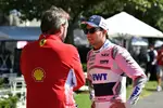 Foto zur News: Sergio Perez (Force India) spricht mit Gino Rosato (Ferrari)