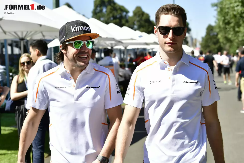 Foto zur News: Fernando Alonso (McLaren) und Stoffel Vandoorne (McLaren)