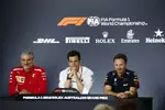 Foto zur News: Maurizio Arrivabene (Ferrari), Toto Wolff (Mercedes) und Christian Horner (Red Bull)