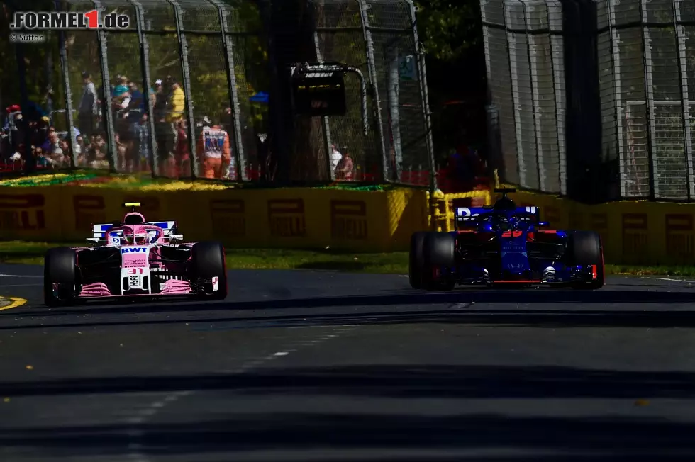 Foto zur News: Esteban Ocon (Force India) und Brendon Hartley (Toro Rosso)