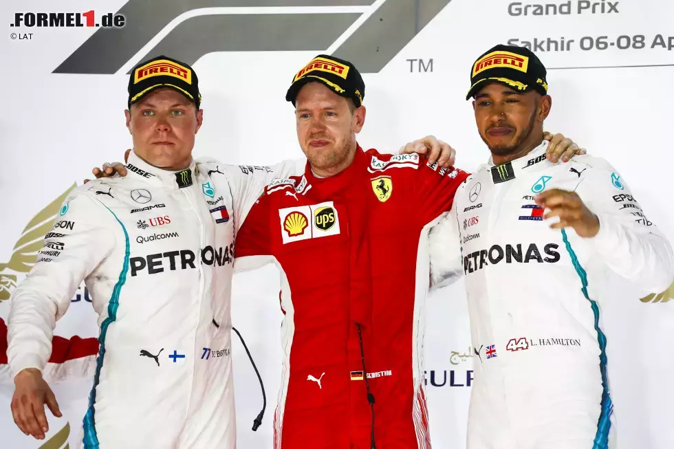 Foto zur News: Valtteri Bottas (Mercedes), Sebastian Vettel (Ferrari) und Lewis Hamilton (Mercedes)