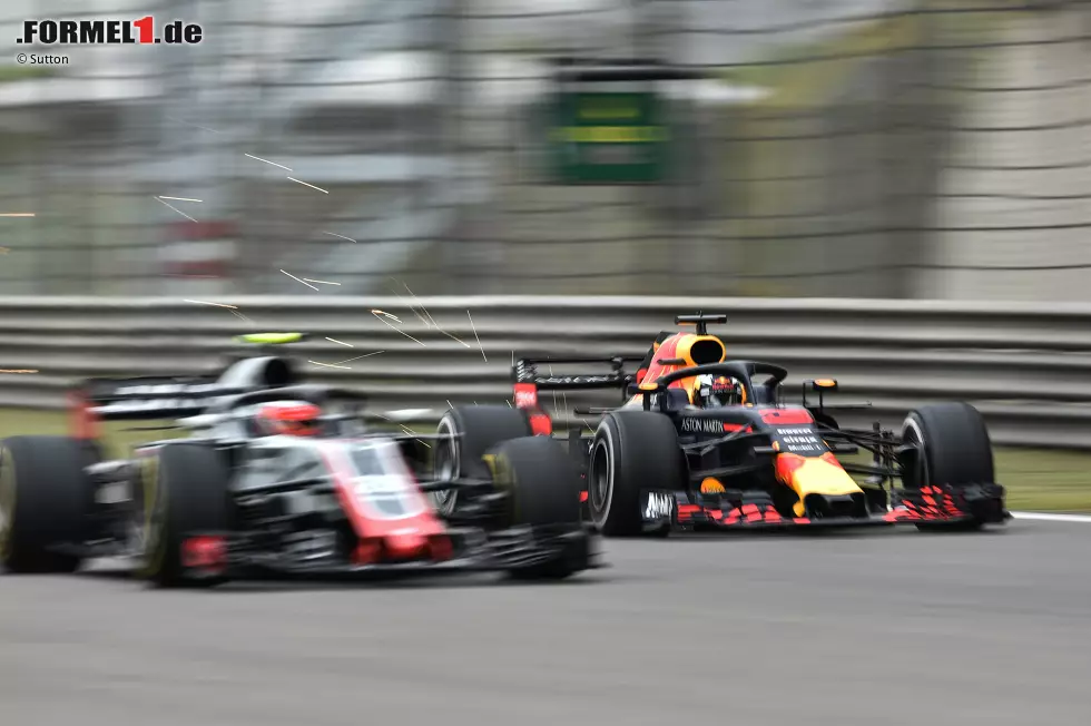 Foto zur News: Daniel Ricciardo (Red Bull) und Kevin Magnussen (Haas)