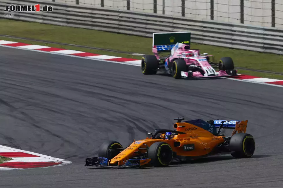 Foto zur News: Fernando Alonso (McLaren) und Esteban Ocon (Force India)