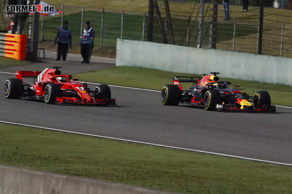 Foto zur News: Daniel Ricciardo (Red Bull) und Sebastian Vettel (Ferrari)