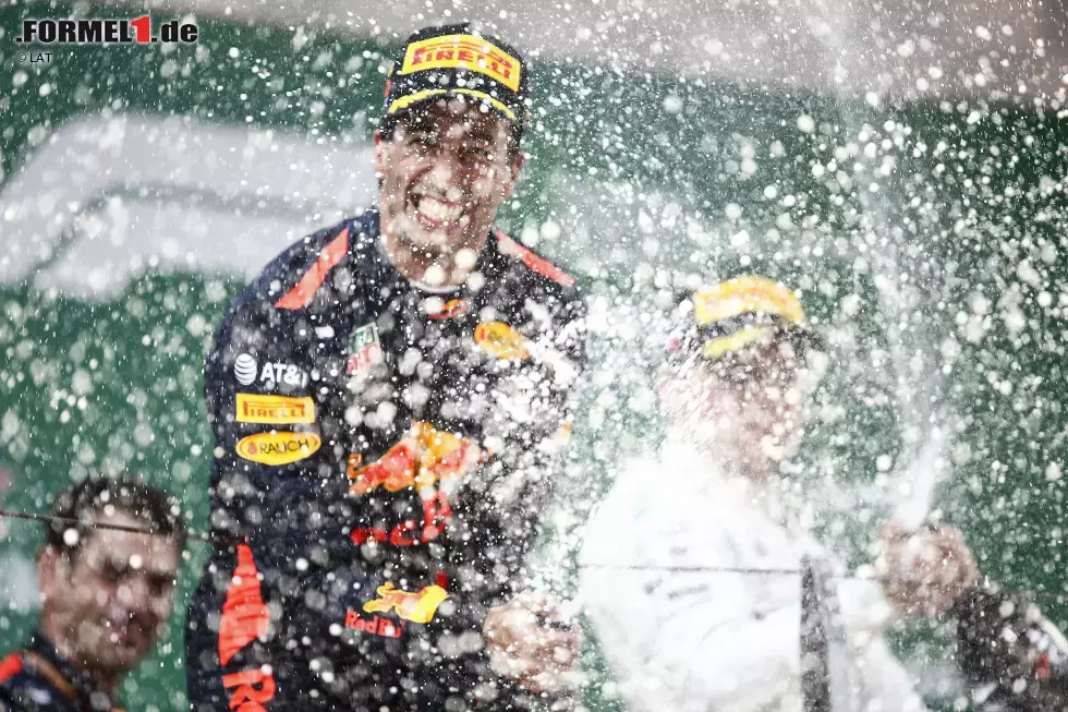 Foto zur News: Daniel Ricciardo (Red Bull) und Valtteri Bottas (Mercedes)