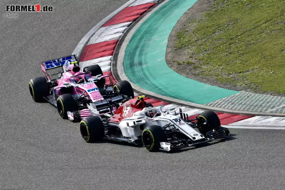 Foto zur News: Charles Leclerc (Sauber) und Esteban Ocon (Force India)