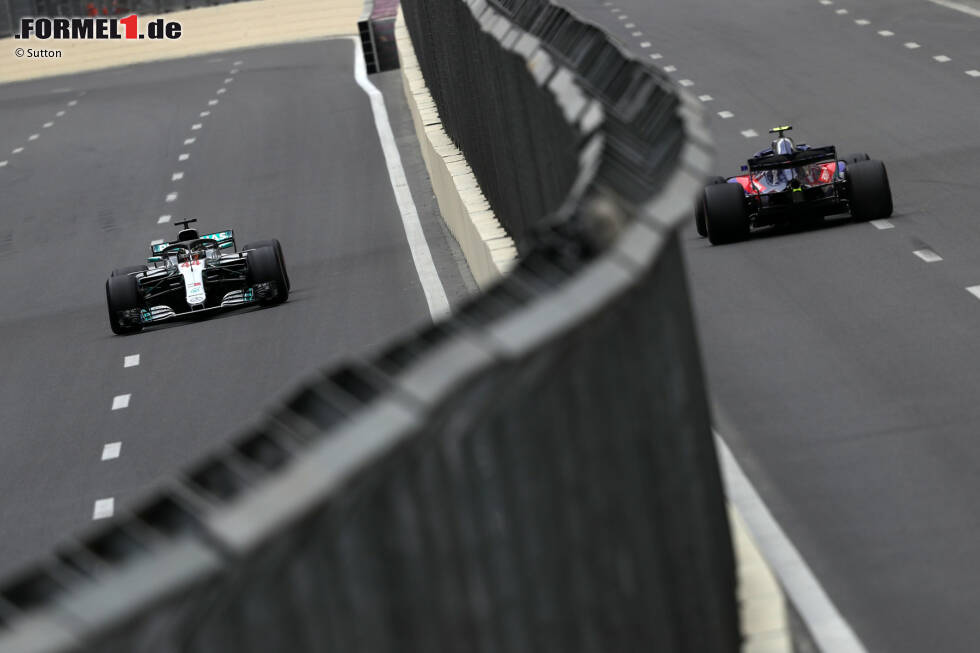 Foto zur News: Lewis Hamilton (Mercedes) und Pierre Gasly (Toro Rosso)
