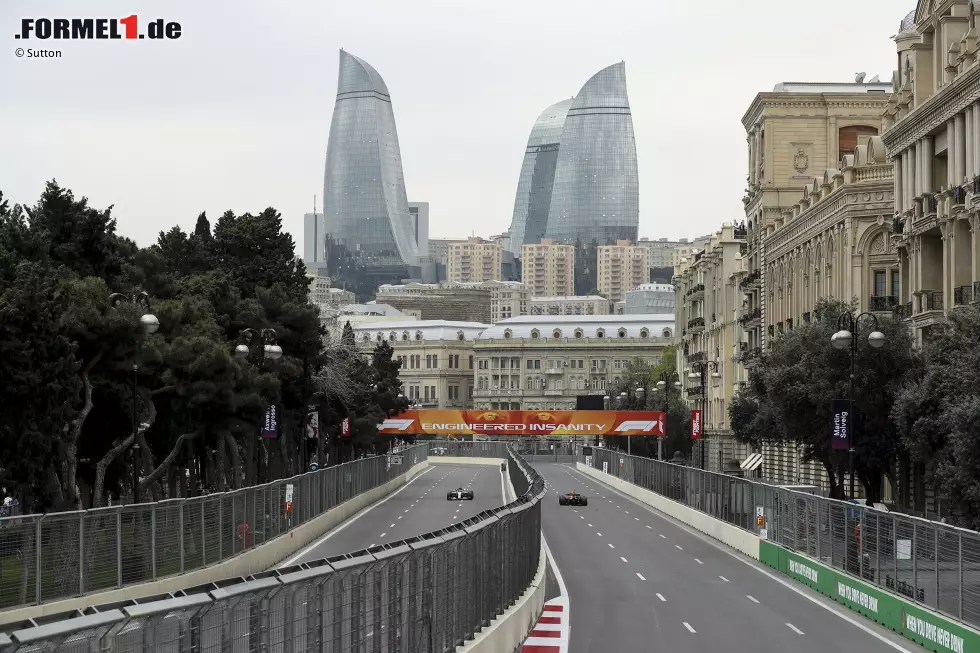 Foto zur News: Valtteri Bottas (Mercedes) und Max Verstappen (Red Bull)