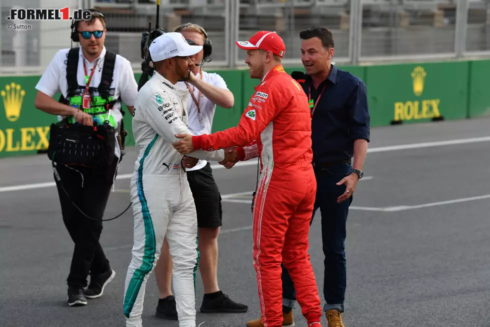 Foto zur News: Sebastian Vettel (Ferrari) und Lewis Hamilton (Mercedes)