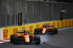 Foto zur News: Stoffel Vandoorne (McLaren) und Fernando Alonso (McLaren)