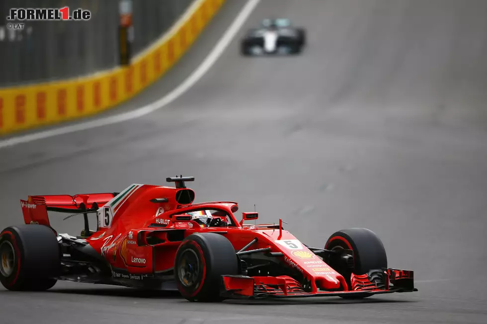 Foto zur News: Sebastian Vettel (Ferrari) und Lewis Hamilton (Mercedes)