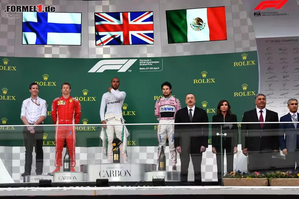 Foto zur News: Kimi Räikkönen (Ferrari), Lewis Hamilton (Mercedes) und Sergio Perez (Force India)