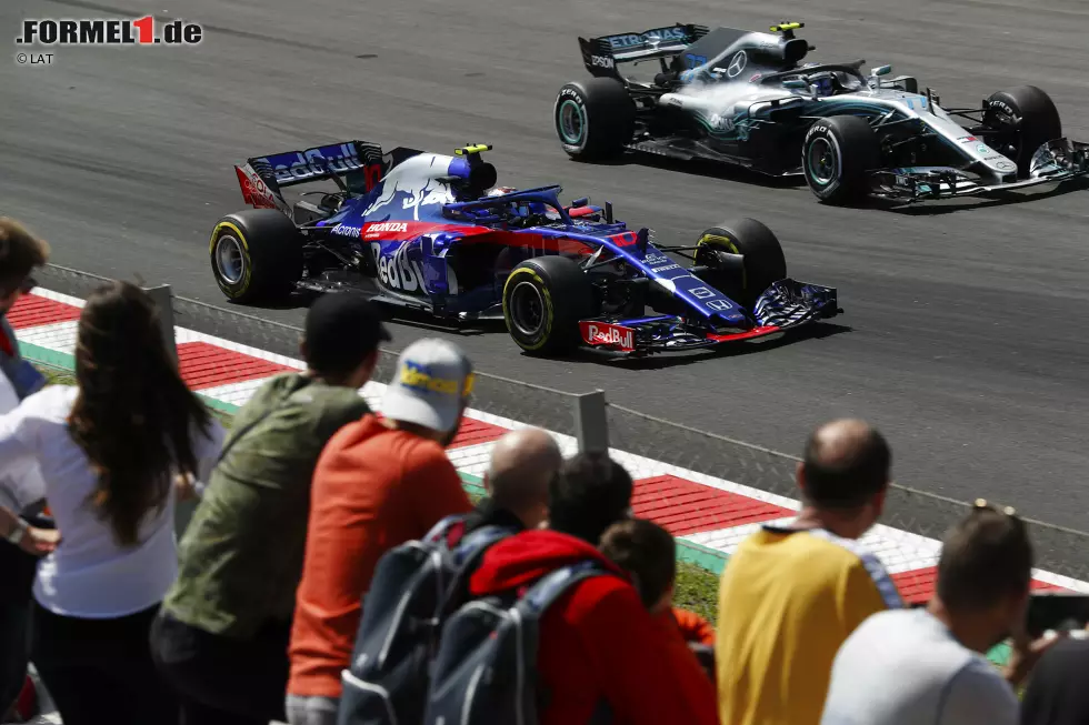 Foto zur News: Valtteri Bottas (Mercedes) und Pierre Gasly (Toro Rosso)