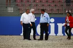 Foto zur News: Charlie Whiting und Brendon Hartley (Toro Rosso)