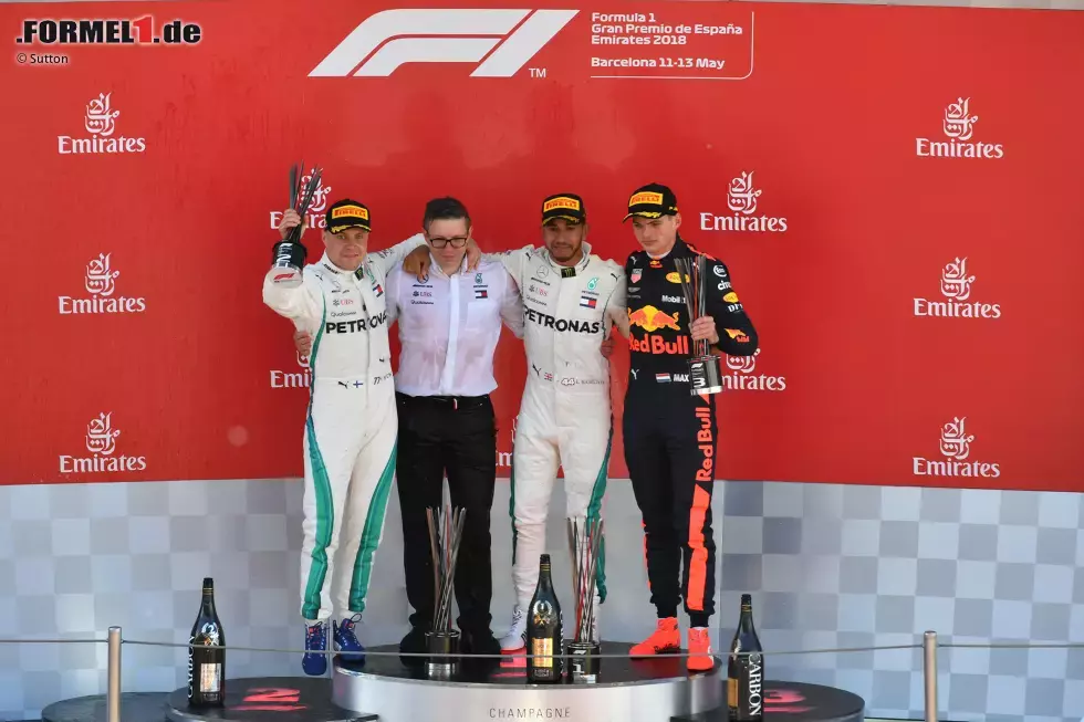 Foto zur News: Valtteri Bottas (Mercedes), Lewis Hamilton (Mercedes) und Max Verstappen (Red Bull)