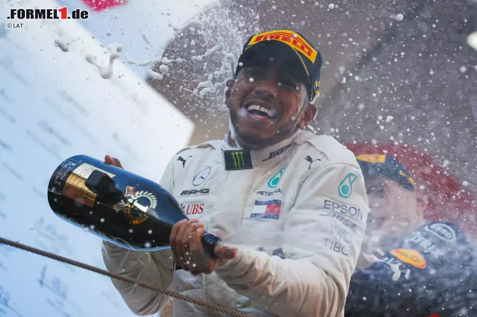 Foto zur News: Lewis Hamilton (Mercedes) und Max Verstappen (Red Bull)