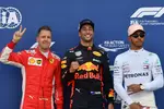 Foto zur News: Sebastian Vettel (Ferrari), Daniel Ricciardo (Red Bull) und Lewis Hamilton (Mercedes)