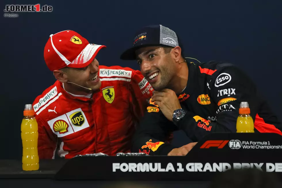 Foto zur News: Sebastian Vettel (Ferrari) und Daniel Ricciardo (Red Bull)