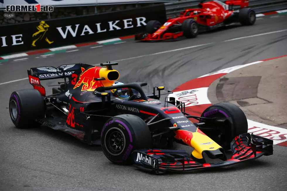 Foto zur News: Daniel Ricciardo (Red Bull) und Sebastian Vettel (Ferrari)