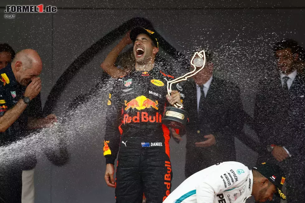 Foto zur News: Daniel Ricciardo (Red Bull), Adrian Newey und Lewis Hamilton (Mercedes)