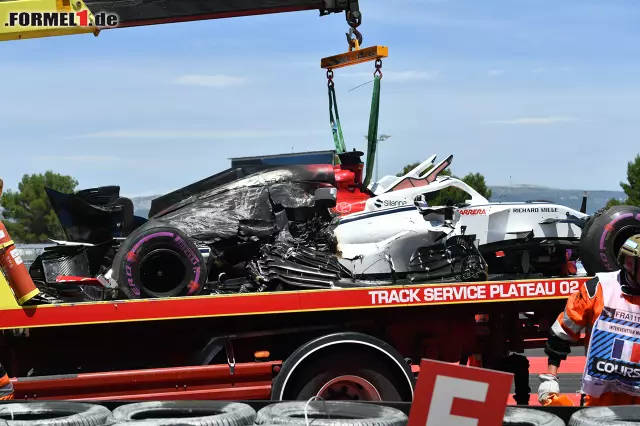 Foto zur News: Der Sauber ist aber so beschädigt, dass Ericsson das zweite Training verpasst und wohl Strafen in Kauf nehmen muss.